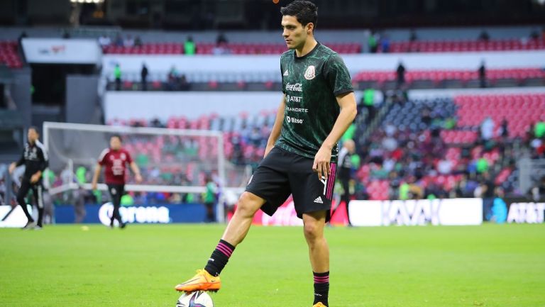 Raúl Jiménez en calentamiento con la Selección Mexicana