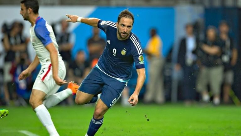 Gonzalo Higuaín en un partido de Argentina