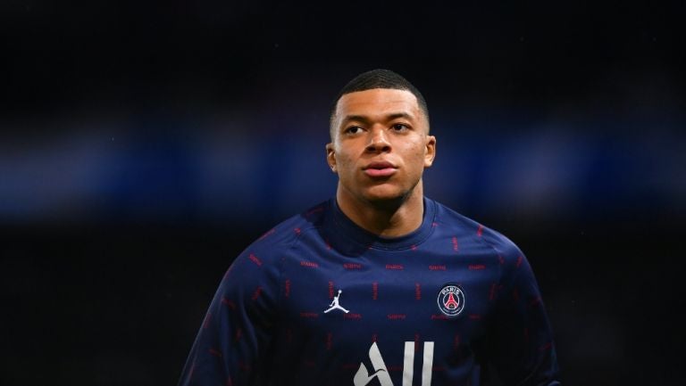 Kylian Mbappé calentando previo a partido con el París Saint-Germain