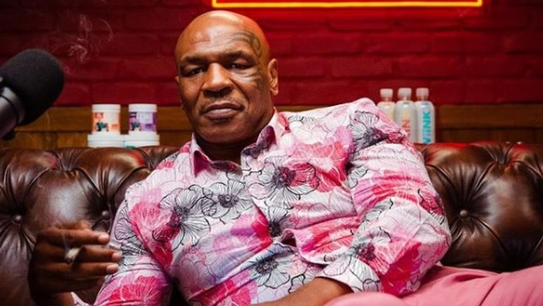 Mike Tyson posa para el podcast