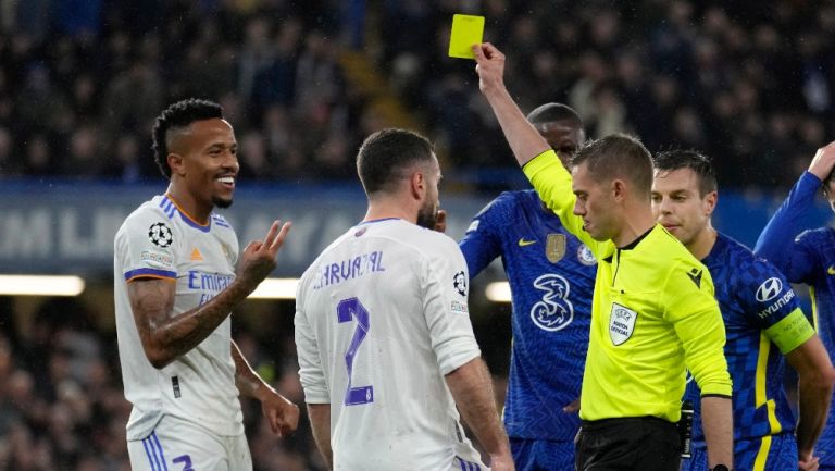 Eder Militao recibiendo la amarilla vs Chelsea 