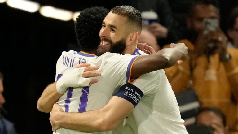 Karim Benzema celebrando su triplete vs Chelsea 