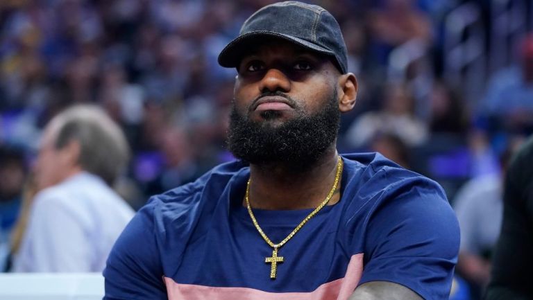 LeBron James sufre un esguince de tobillo