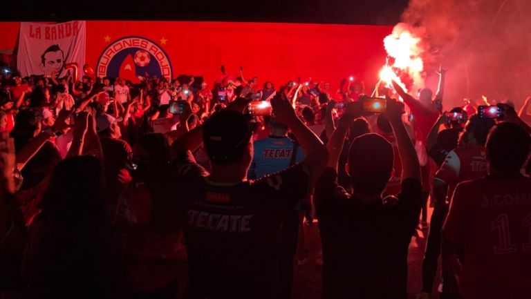 Tiburones Rojos: Aficionados se reunieron en el Pirata Fuente para celebrar  el aniversario del equipo