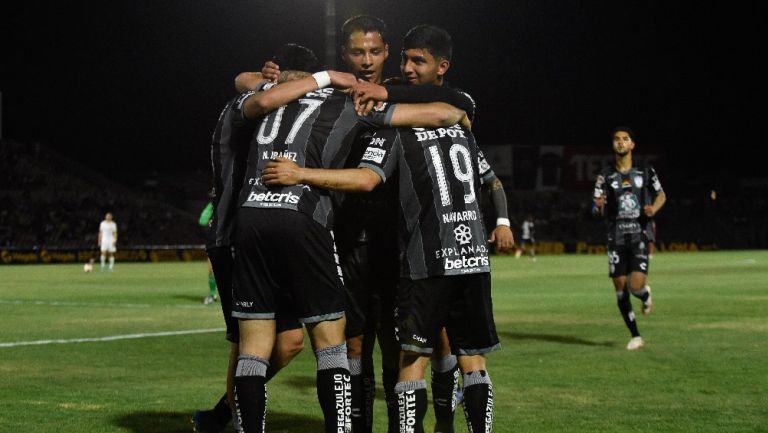 Jugadores de Pachuca festejando anotación ante FC Juárez