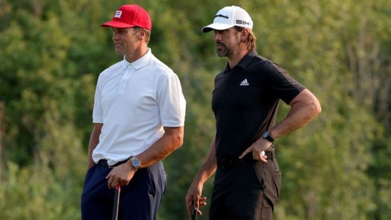 Tom Brady jugando golf junto a Aaron Rodgers