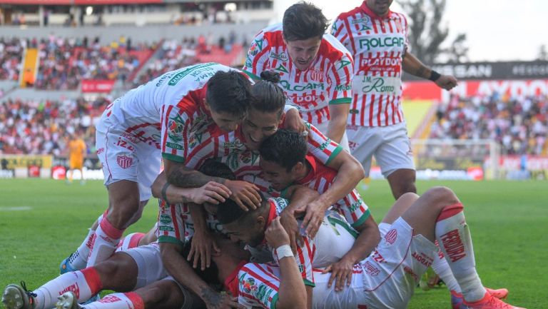 Jugadores del Necaxa festejando un gol