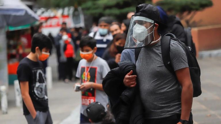 Personas caminando en calles de la Ciudad de México con cubrebocas