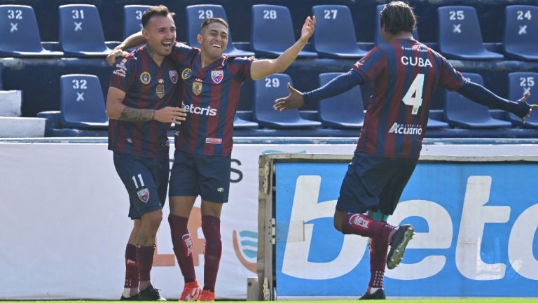 Jugadores de Atlante celebran frente a Venados