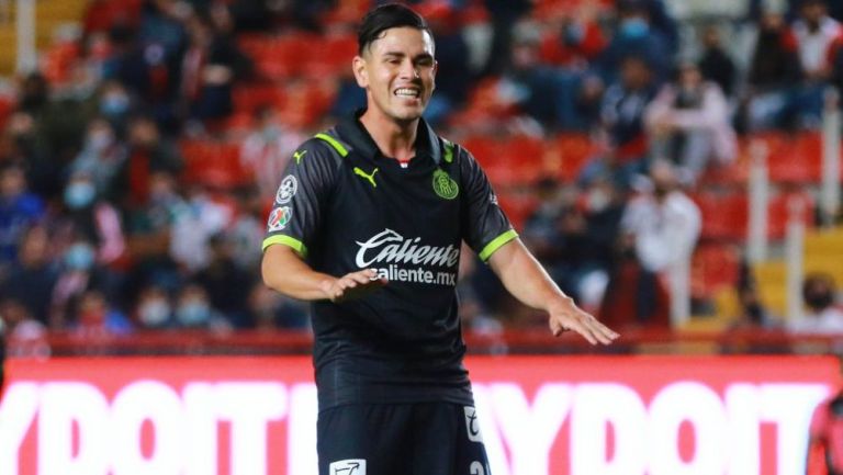 Eduardo Torres en acción con Chivas