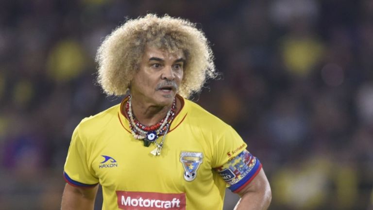 Pibe Valderrama en un partido de leyendas de Colombia