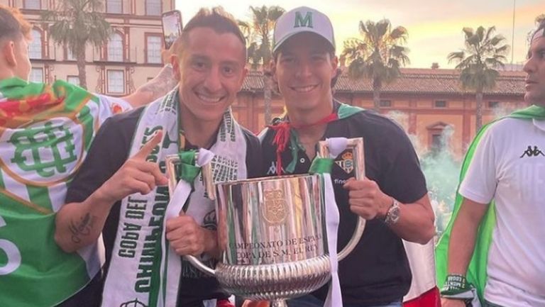 Lainez y Guardado con la Copa del Rey