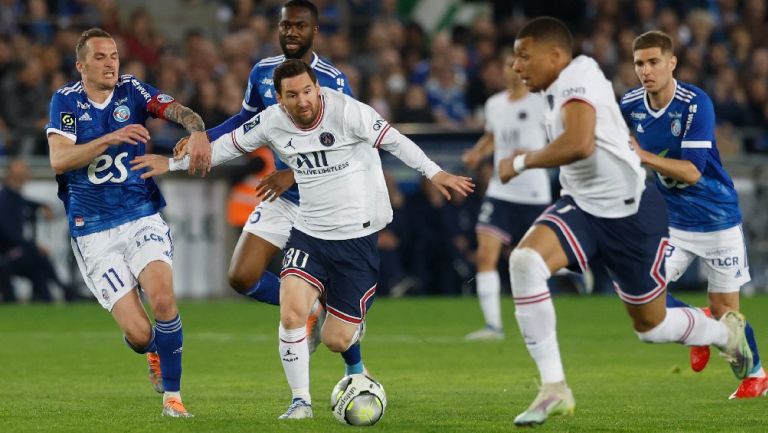 Racing de Estrasburgo y PSG jugando partido de la Ligue 1