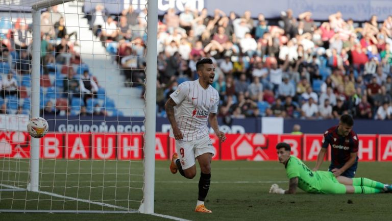 Tecatito Corona celebrando un gol con el Sevilla