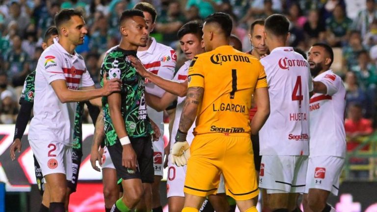 Jugadores de León y Toluca discutiendo