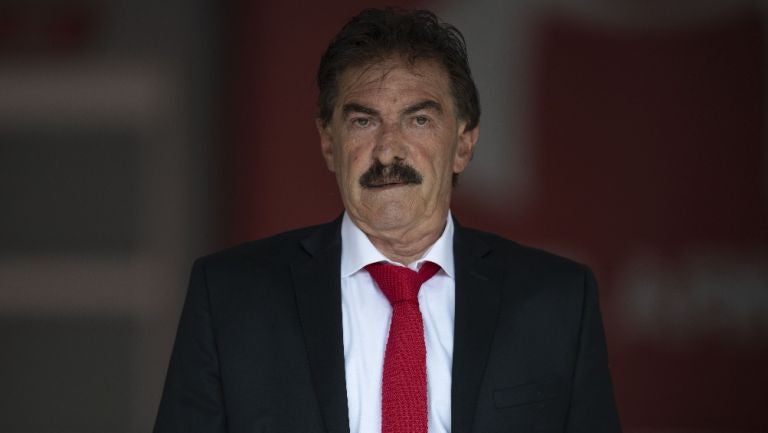 Ricardo La Volpe dirigiendo al Toluca durante partido en la Liga MX