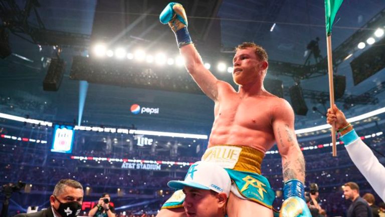 Canelo Álvarez tras ganar una pelea