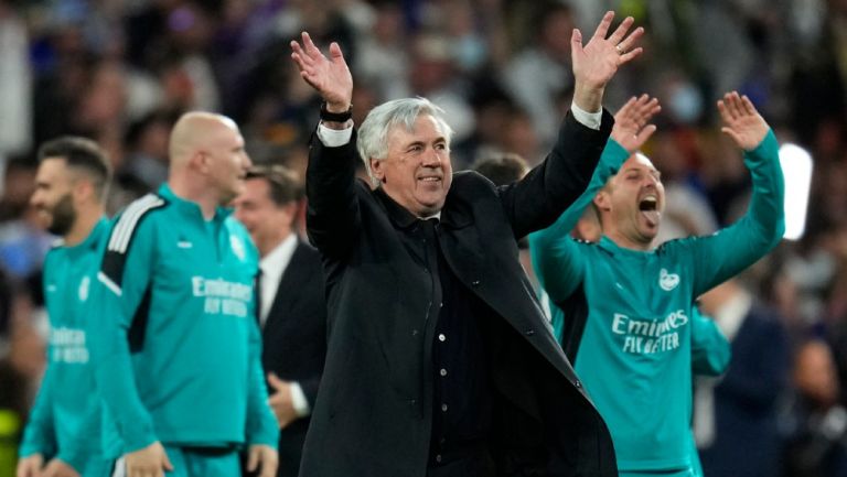 Ancelotti saluda a los aficionados