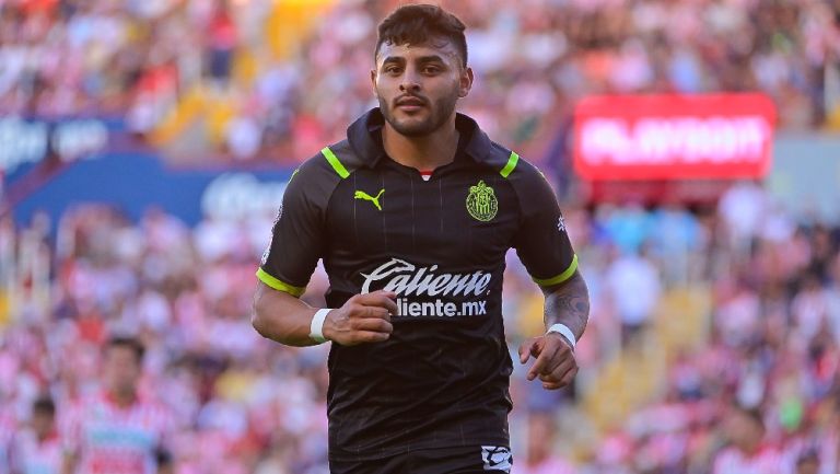 Alexis Vega jugando partido con Chivas en la Liga MX