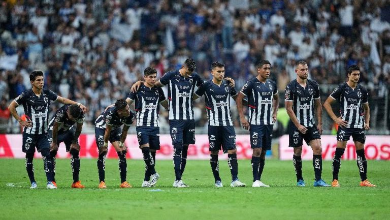 Jugadores del Monterrey durante los cobros de penalti ante San Luis