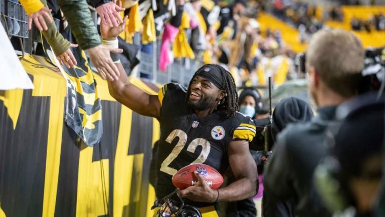 Najee Harris saluda a la afición de Steelers