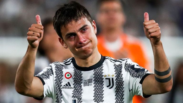 Paulo Dybala despidiéndose de la Juventus ante su afición