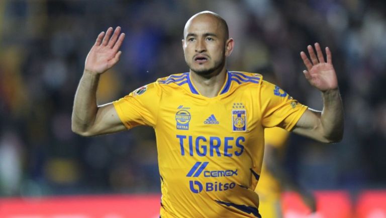 Carlos González en un partido de Tigres