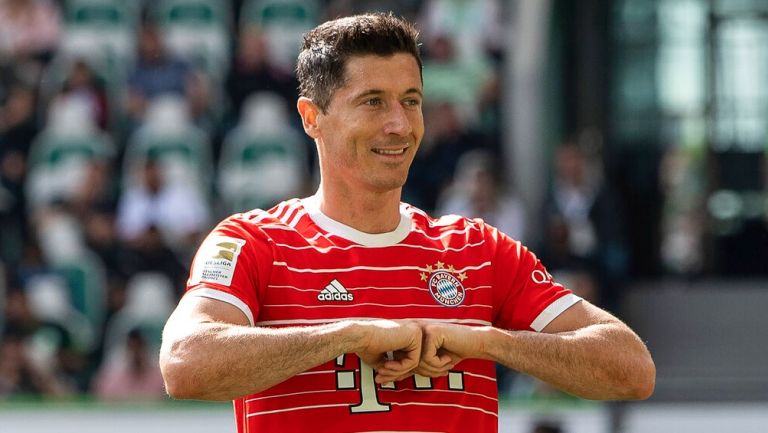 Lewandowski festeja luego de anotar ante Wolfsburgo