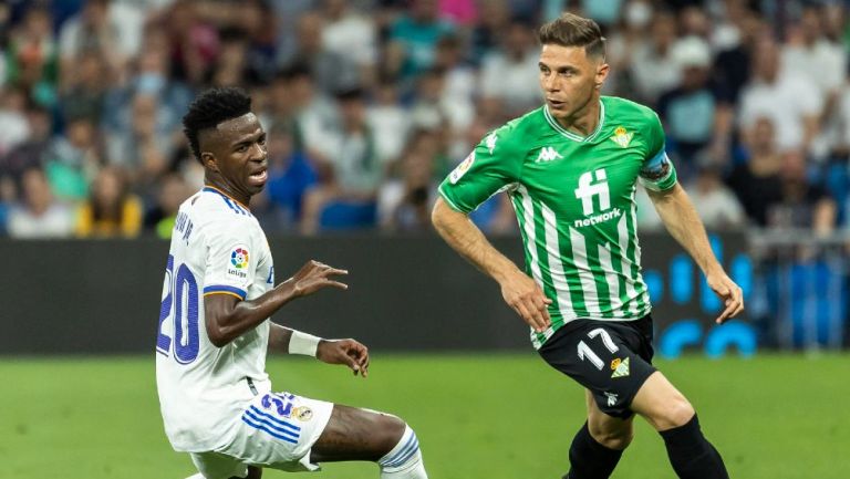 Real Madrid y Betis jugando partido de LaLiga en el Santiago Bernabéu