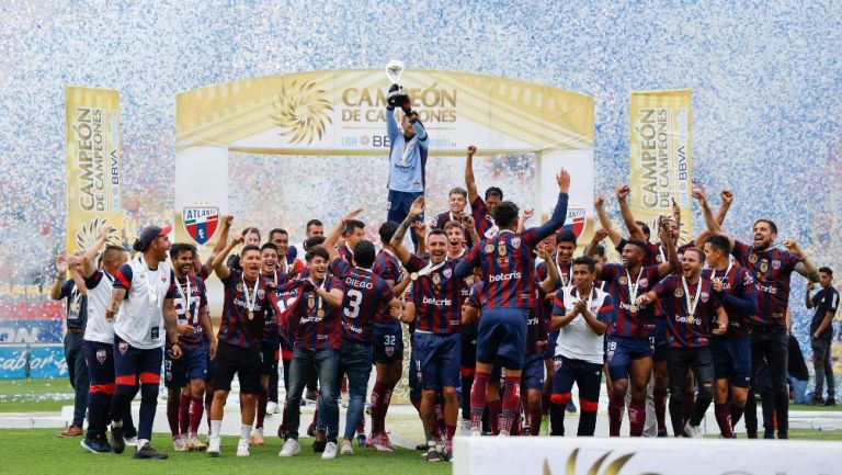 Atlante celebrando el Campeón de Campeones 