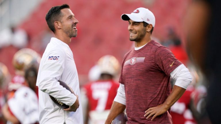 Kyle Shanahan platicando con Garoppolo