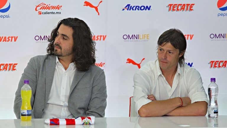 Matías Almeyda y Amaury Vergara en conferencia de Chivas