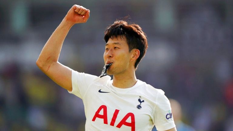 Heung-min Son festejando gol con la afición 