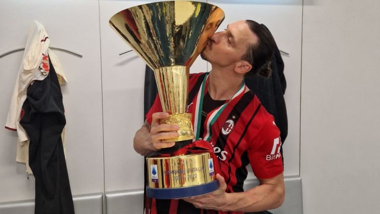 Zlatan Ibrahimovic con el trofeo del Campeón de Italia