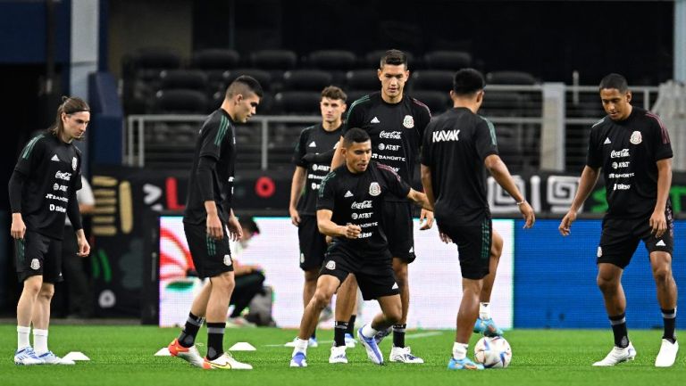 Selección Mexicana entrenando en pasto sintético del AT&T Stadium