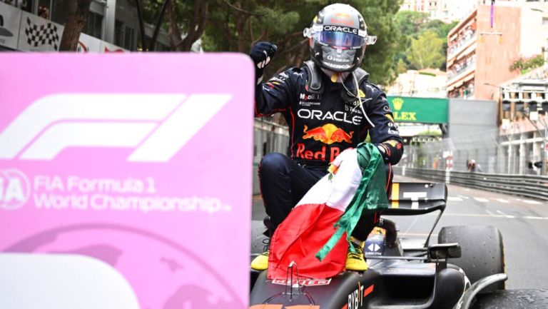 Checo Pérez celebrando su triunfo en el GP de Mónaco