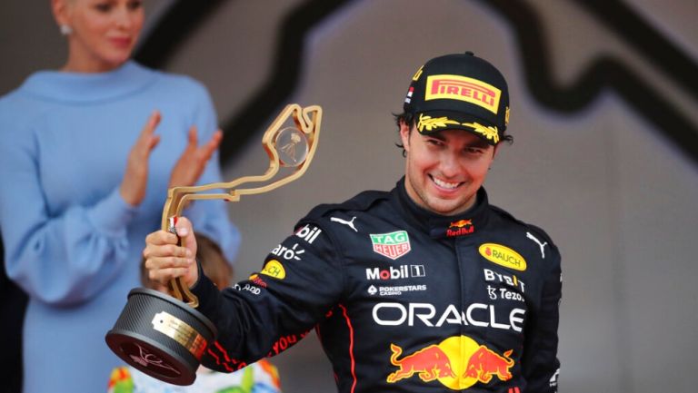 Checo Pérez celebrando su triunfo en el GP de Mónaco