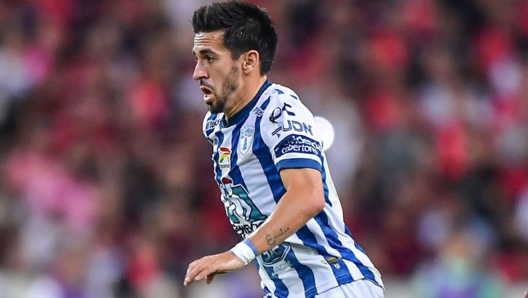 Fernando Navarro jugando partido de Liga MX con el Pachuca