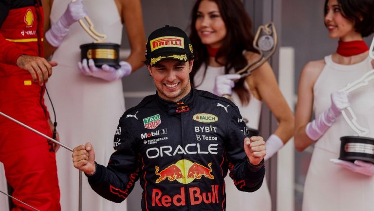 Checo Pérez celebrando victoria en el Gran Premio de Mónaco