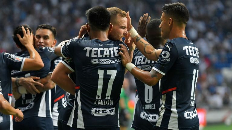 Jugadores de Rayados celebran un gol