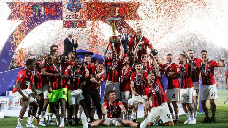 Jugadores del Milan celebran el campeonato de la Serie A italiana