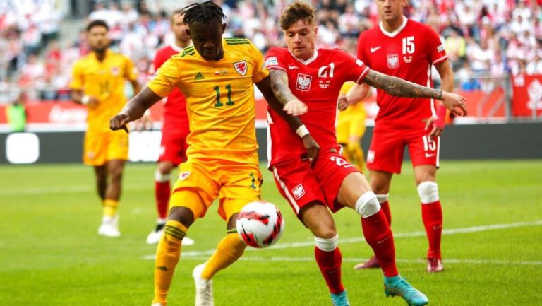 Rabbi Matondo y Nicola Zalewski buscando el balón