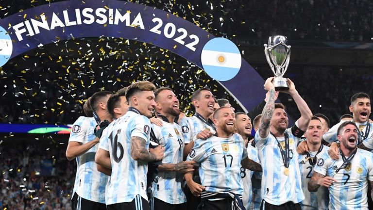 Jugadores argentinos festejan tras ganar la Finalissima