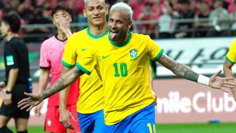 Neymar festejando anotar penal contra Corea del Sur