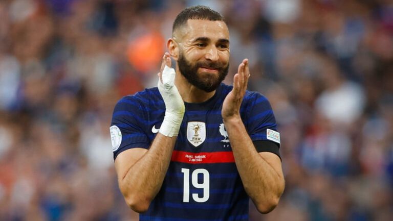 Karim Benzema jugando partido con Francia en la UEFA Nations League