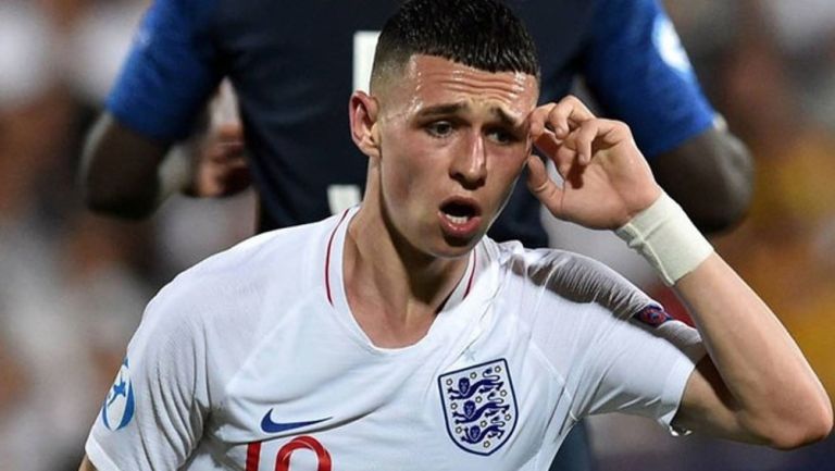 Phil Foden jugando con la selección de Inglaterra