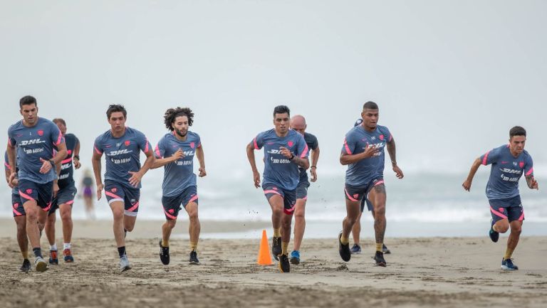 Pumas realizando pretemporada en las playas de Acapulco