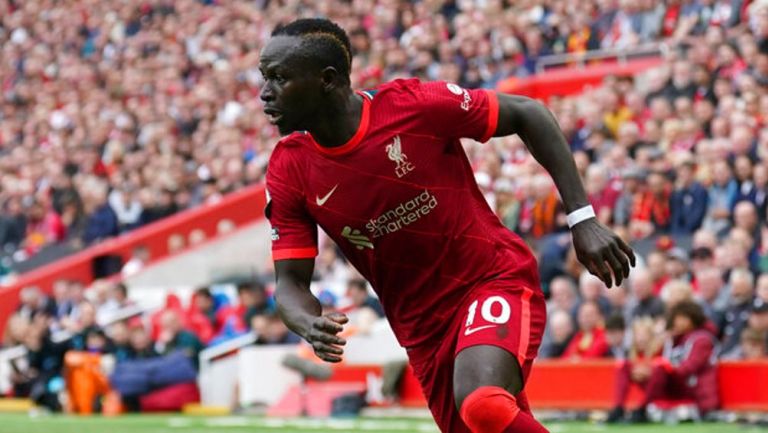 Sadio Mané jugando partido de la Premier League con el Liverpool