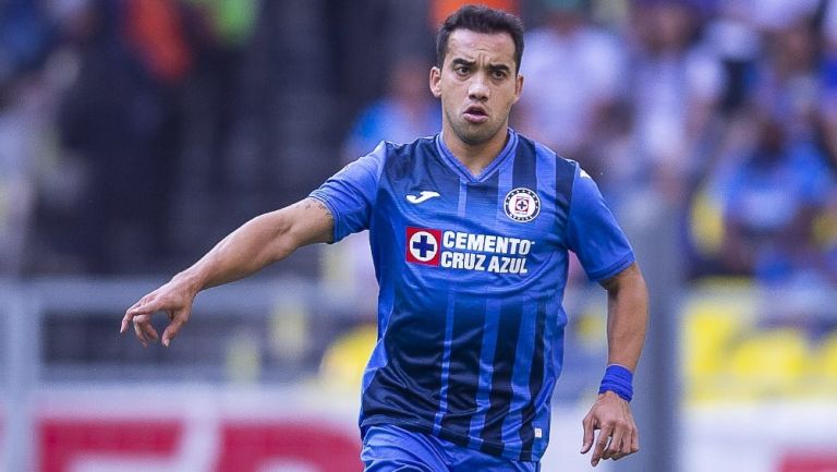 Adrian Aldrete jugando partido de Liga MX con el Cruz Azul