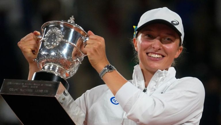 Iga Swiatek con su trofeo después de ganar la Final contra Coco Gauff